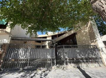 Casa · 420m² · 8 Ambientes · 2 Cocheras · Venta Casa Categoria Cuarta Oeste