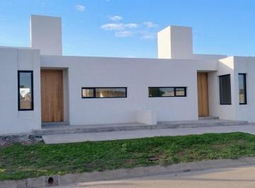 Casa · 96m² · 3 Ambientes · 2 Cocheras · Venta Casa 2 Dorm. en Barrio con Seguridad