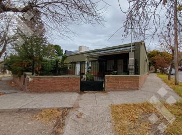 Casa · 260m² · 8 Ambientes · 1 Cochera · Alquiler: Casa 3 Dormit C/quincho y Parrilla - Neuquen Capital - Zona Centro Oeste
