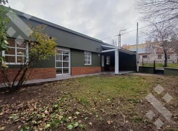 Casa · 260m² · 8 Ambientes · 1 Cochera · Alquiler: Casa 3 Dormit C/quincho y Parrilla - Neuquen Capital - Zona Centro Oeste