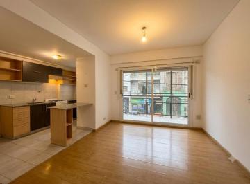 Departamento de 2 ambientes, Almagro · Amplio 2 Ambientes Al Frente con Balcón Corrido | Edificio con Pileta y Parrilla.