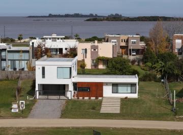 Casa · 200m² · 5 Ambientes · 2 Cocheras · Casa de Diseño y Renta Activa de Usd 2.100, Colonia del Sacramento