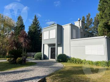 Casa · 769m² · 6 Ambientes · Casa en Venta Barrio Malibu, Canning