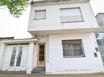Casa · 137m² · 6 Ambientes · 1 Cochera · Venta Casa 3 Dorm. - Excelente Ubicacion