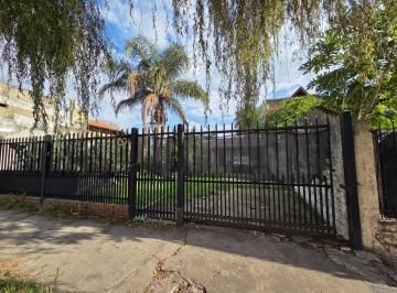 Casa · 70m² · 3 Ambientes · 4 Cocheras · Casa 3 Amb a Reciclar S/lote de 10 X 36 m en Lomas!