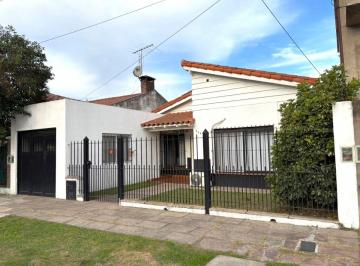 Casa de 4 ambientes, Morón · Casa de 4 Ambientes con Cochera Cubierta, Patio y Pileta - Venta Directa! // Azul 846