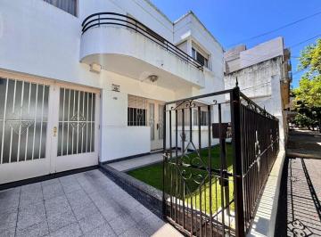 Casa · 200m² · 5 Ambientes · 2 Cocheras · Venta de Casa en Barrio Norte con Jardin