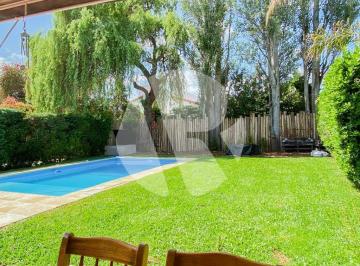 Casa · 135m² · 4 Ambientes · 3 Cocheras · Casa en Aranjuez