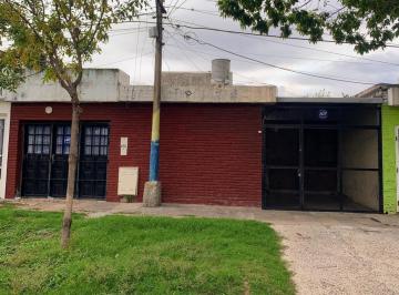 Casa · 102m² · 5 Ambientes · 2 Cocheras · Casa 3 Dorm. con Doble Cochera y Patio. Grandoli, Rosario