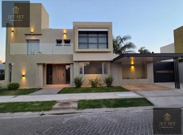 Casa · 450m² · 5 Ambientes · 1 Cochera · Casa Venta Campo de Vuelo con Quincho y Pileta Amoblada