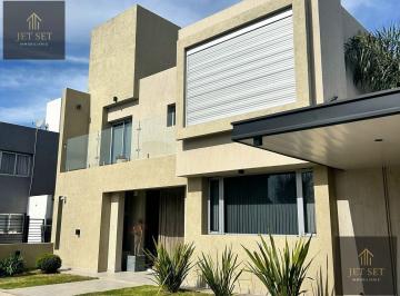 Casa · 450m² · 5 Ambientes · 1 Cochera · Casa Venta Amoblada Campo de Vuelo con Quincho y Pileta