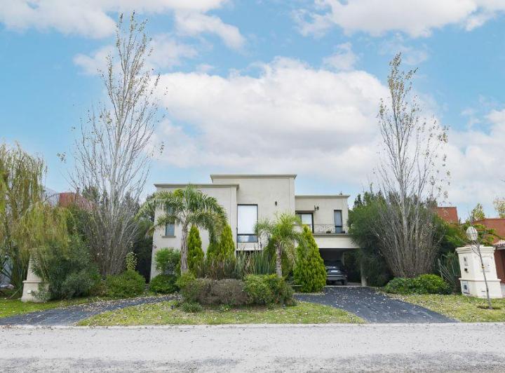 Casa · 276m² · 5 Ambientes · 2 Cocheras
