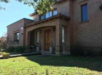 Quinta vacacional · 354m² · 5 Ambientes · 1 Cochera · Venta Quinta en Acceso Sur Mercedes Apto Credito