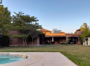 Quinta vacacional · 354m² · 5 Ambientes · 1 Cochera · Venta Quinta en Acceso Sur Mercedes Apto Credito