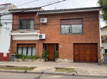 Casa · 180m² · 4 Ambientes · 3 Cocheras · Casa en Olivos Cerca Av