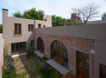 Casa · 203m² · 7 Ambientes · 1 Cochera · Casa en Nuestra Señora de Lourdes
