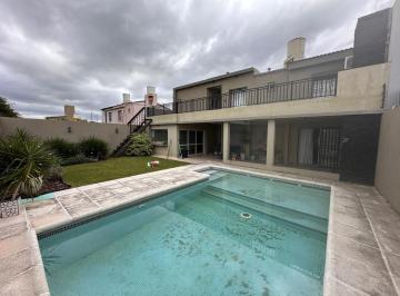 Casa · 220m² · 6 Ambientes · 2 Cocheras · Casa en Barrio Mutual Docente.3 Dorm.. Pileta, Apto Credito, Moderna