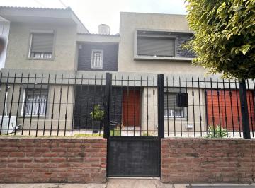 Casa · 220m² · 6 Ambientes · 2 Cocheras · Casa en Barrio Mutual Docente.3 Dorm.. Pileta, Apto Credito, Moderna