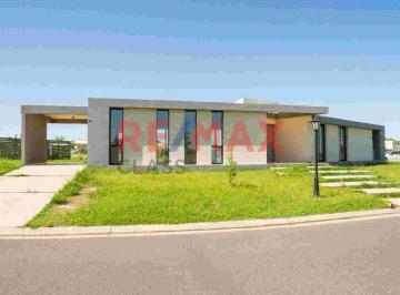 Casa · 136m² · 4 Ambientes · 1 Cochera · Casa en Alquiler San Sebastian