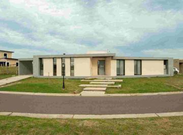Casa · 136m² · 4 Ambientes · 1 Cochera · Casa en Alquiler San Sebastian