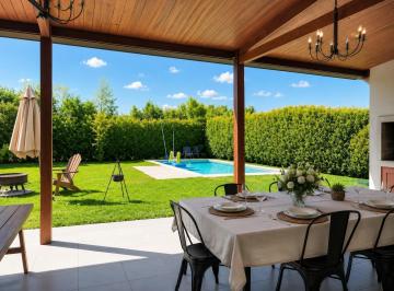 Casa · 150m² · 6 Ambientes · 4 Cocheras · Casa en Una Planta | 4 Dorm. | Pileta Climatizada | Lote de 800 m² | Escriturada
