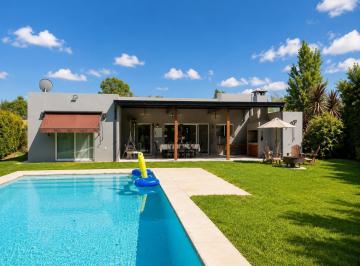 Casa · 150m² · 6 Ambientes · 4 Cocheras · Casa en Una Planta | 4 Dorm. | Pileta Climatizada | Lote de 800 m² | Escriturada