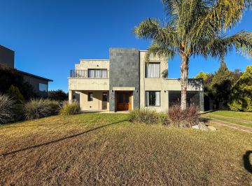 Casa · 2150m² · 6 Ambientes · 2 Cocheras · Casa en Las Corzuelas