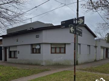 Casa · 136m² · 4 Ambientes · 1 Cochera · ¡Venta! Gral. Madariaga, Bs. As. Casa en Esquina