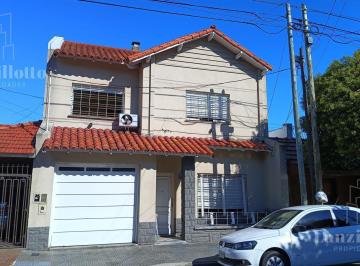 Casa · 125m² · 4 Ambientes · 1 Cochera · Casa en Lanús Este