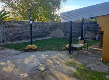 Casa · 100m² · 2 Dormitorios · 2 Cocheras · Casa en Venta + Fondo de Comercio en Barrio 12 de Septiembre - Santo Tome