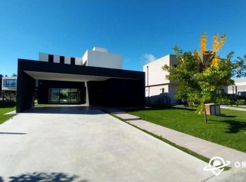 Casa · 185m² · 5 Ambientes · 4 Cocheras · Casa en Venta en Barrio San Felipe, Canning
