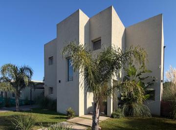 Casa · 160m² · 5 Ambientes · 4 Cocheras · Casa en Venta - 3 Dorm. - Barrio Santa Lucia - Pileta, Galería Vidriada