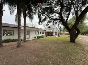 Casa · 304m² · 4 Ambientes · 1 Cochera · Amplia Casa en Barrio Privado San Isidro - Villa Allende