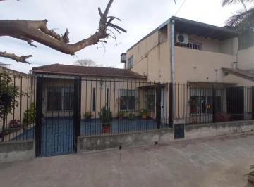 Casa · 180m² · 6 Ambientes · Casa en Venta - 4 Dorm. 2 Baños - Almirante Brown