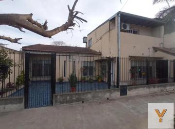 Casa · 180m² · 6 Ambientes · Casa en Venta - 4 Dorm. 2 Baños - Almirante Brown