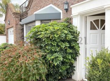 Casa · 184m² · 5 Ambientes · 2 Cocheras · Casa de Dos Plantas con Cochera Cubierta en Excelente Zona de Venado Tuerto