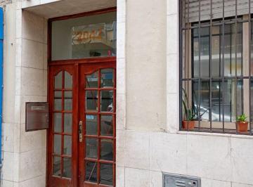 Departamento de 2 ambientes, Recoleta · Alquiler - 2 Ambientes - Zona de Facultades - Planta Baja con Dormitorio en Entre - Piso
