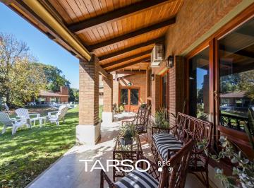 Casa · 350m² · 9 Ambientes · Casa en Venta de 4 Dorm. en Lomas de La Carolina