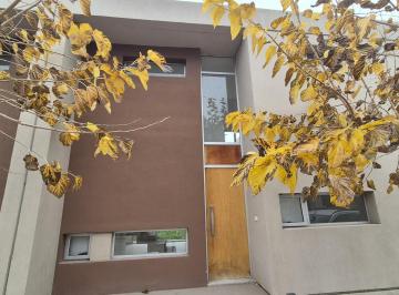 Casa · 98m² · 3 Ambientes · 1 Cochera · Dúplex 2 Dorm. en Complejo Cerrado. Zona Recidencial