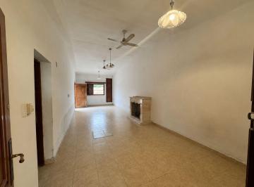 Casa · 70m² · 4 Ambientes · 1 Cochera · Alquiler Casa con Patio, Quincho y Cochera.