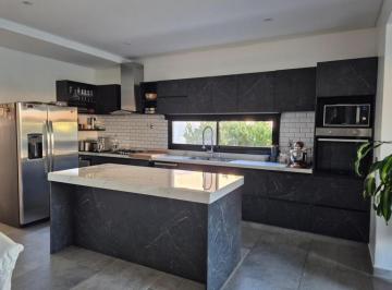 Casa · 212m² · 6 Ambientes · 6 Cocheras · Amplisima Casa 6 Amb en Barrio Puertos Vistas, Escobar