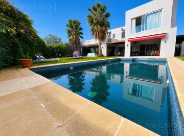Casa · 360m² · 7 Ambientes · 4 Cocheras · Venta Casa Moderna en Santa Catalina, Villanueva