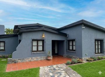Casa de 5 ambientes, Morón · Chalet en Planta Baja Sobre Lote de 900 m² en Castelar Norte - Zona Residencial