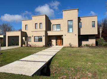 Casa · 361m² · 5 Ambientes · 3 Cocheras · Hermosa Casa a Estrenar en Haras del Sol Sobre 1620 m² Lote