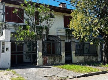 Casa de 4 ambientes, Avellaneda · Chalet en Dos Plantas con Patio y Garaje en Venta