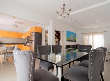 Casa · 320m² · 4 Ambientes · 6 Cocheras · Rocha1142