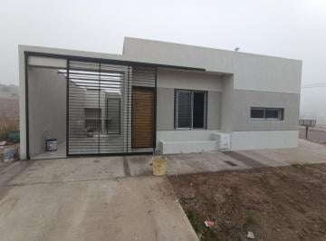 Casa de 3 ambientes, Godoy Cruz · Hermosa Casa a Estrenar Esquina en Carrodilla