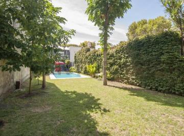 Casa · 220m² · 5 Ambientes · 1 Cochera · Venta Casa Sólida con Lote de 395 m², Gran Jardín y Piscina a Pasos de Libertador