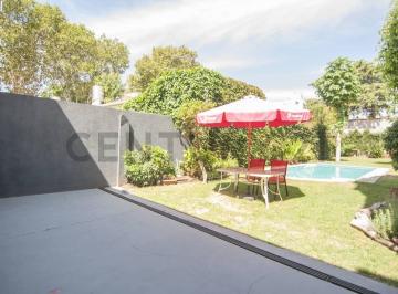 Casa · 220m² · 4 Dormitorios · 1 Cochera · Venta Casa Sólida con Lote de 395 m², Gran Jardín y Piscina a Pasos de Libertador