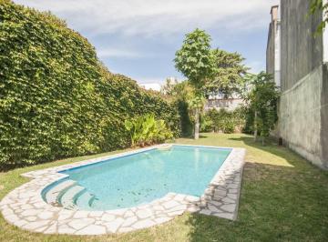 Casa · 220m² · 5 Ambientes · 1 Cochera · Venta Casa Sólida con Lote de 395 m², Gran Jardín y Piscina a Pasos de Libertador
